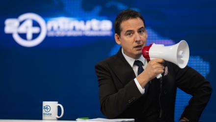 Le présentateur vedette d'une émission satirique populaire serbe Zoran Kesic durant l'enregistrement de l'émission "24 minutes" dans un studio de Belgrade, le 16 octobre 2026
