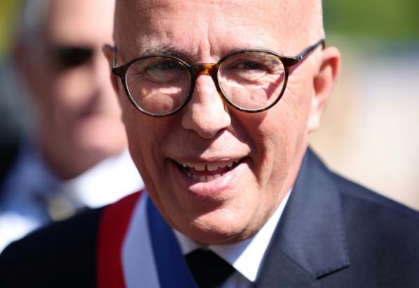 Le nouveau maire de Nice, Eric Ciotti (UDR), participe à une cérémonie à l'issue de la première séance du conseil municipal à Nice, le 27 mars 2026