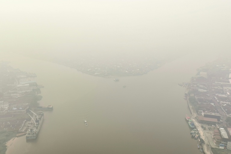 Image aérienne des fumées provenant  des feux de forêt à Pontianak, en Indonésie, le 27 août 2026