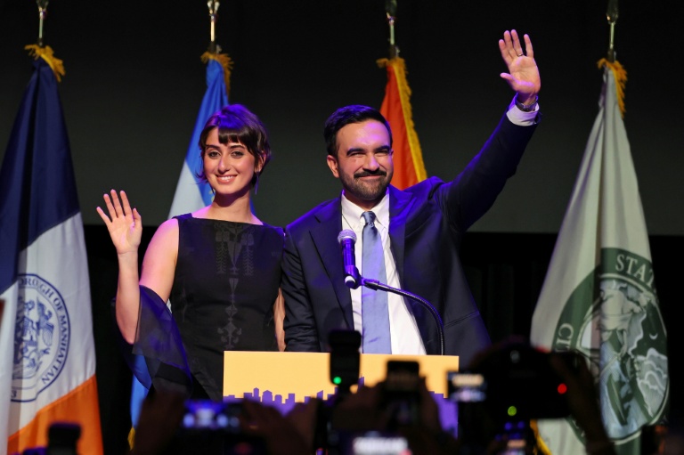 Le candidat démocrate à la mairie de New York Zohran Mamdani et son épouse Rama Duwaji, lors d'une soirée électorale à Brooklyn, le 4 novembre 2025 à New York