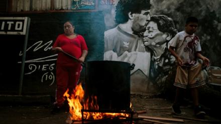 La cuisinière Maria Torres prépare un ragoût pour ses voisins dans le besoin, dans la cour de la maison d'enfance de la star du football Diego Maradona, aujourd'hui transformée en soupe populaire, à Villa Fiorito, le 9 avril 2026 dans la province de Buenos Aires, en Argentine