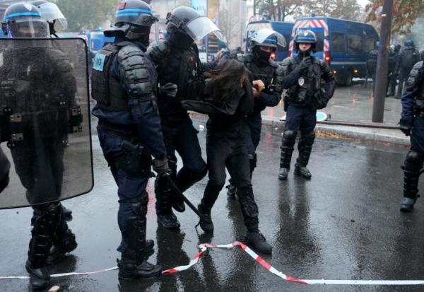 Un homme arrêté par la police à Paris lors de heurts ayant éclaté à la fin de la manifestation contre la vie chère le 24 octobre 2026