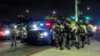 Affrontement entre forces de l'ordre et manifestants opposés aux expulsions d'immigrés, le 8 juin 2025 à Los Angeles, en Californie
