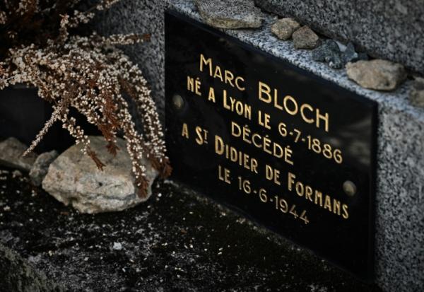 Une plaque funéraire portant le nom de l'historien et résistant Marc Bloch au cimetière du Bourg-d'Hem, dans la Creuse, le 1er juin 2026
