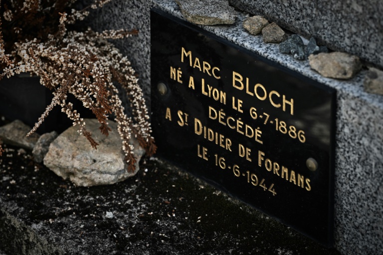La tombe de l'historien Marc Bloch au cimetière du Bourg-d'Hem, dans la Creuse, le 1er juin 2026