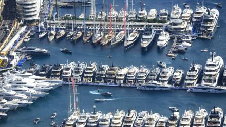 Des yachts amarrés au port Hercule, à Monaco, le 29 septembre 2022 