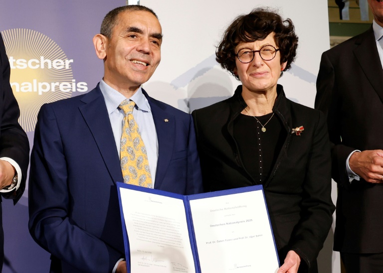 couple de chercheurs Özlem Türeci et Uğur Şahin, co-fondateurs de la start-up BioNTech, lors d'une remise de prix le 10 juin 2025 à Berlin
