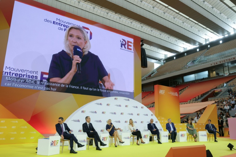 De gauche à droite les candidats à la présidentielle Bruno Retailleau, Raphael Glucksmann, Marine Le Pen, Edouard Philippe, Jean-Luc Melenchon, Marine Tondelier  et Gabriel Attal devant les entrepreneurs du Medef à Paris le 27 août 2026