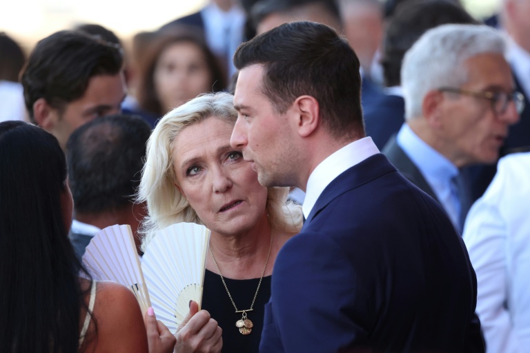 Marine Le Pen et Jordan Bardella côte à côte avant une cérémonie pour marquer le 10e anniversaire de l'attentat de Nice, le 14 juillet 2026 à Nice