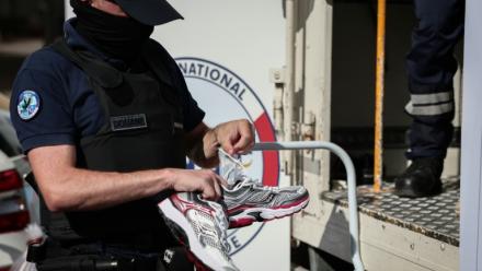 Les douanes procèdent à la destruction de produits contrefaits, dans le prolongement de l’opération menée au marché du Soleil en  février, qui avait conduit à la saisie de marchandises contrefaisantes, ainsi qu’à la fermeture administrative du lieu , Marseille, le 18 juin 2026