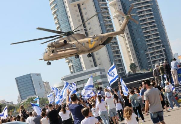 Un hélicoptère militaire israélien se prépare à atterrir alors qu'il transporte un otage israélien libéré à l'hôpital Beilinson du centre médical Rabin à Petah Tikva, dans le centre d'Israël, le 13 octobre 2025