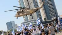 Un hélicoptère militaire israélien se prépare à atterrir alors qu'il transporte un otage israélien libéré à l'hôpital Beilinson du centre médical Rabin à Petah Tikva, dans le centre d'Israël, le 13 octobre 2025
