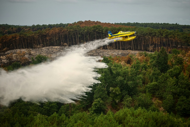 Un Air Tractor effectue un largage d'eau au Porge, le 31 juillet 2026