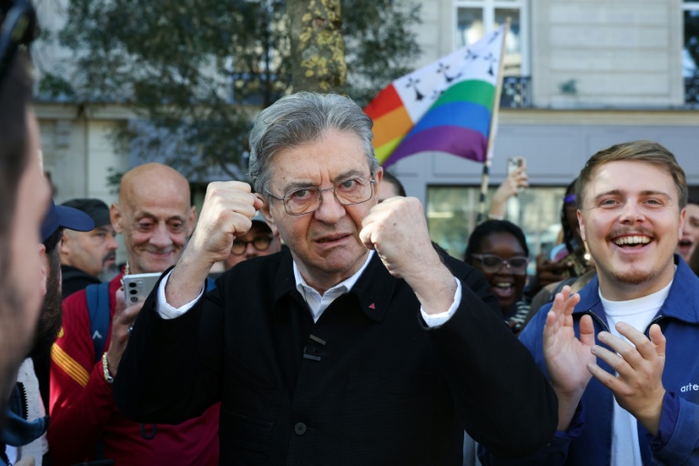 Jean-Luc Mélenchon (au centre), candidat du parti de gauche La France Insoumise (LFI) à la présidentielle de 2027, pose les poings levés aux côtés du député LFI Louis Boyard (droite), à Paris, le 3 octobre 2026