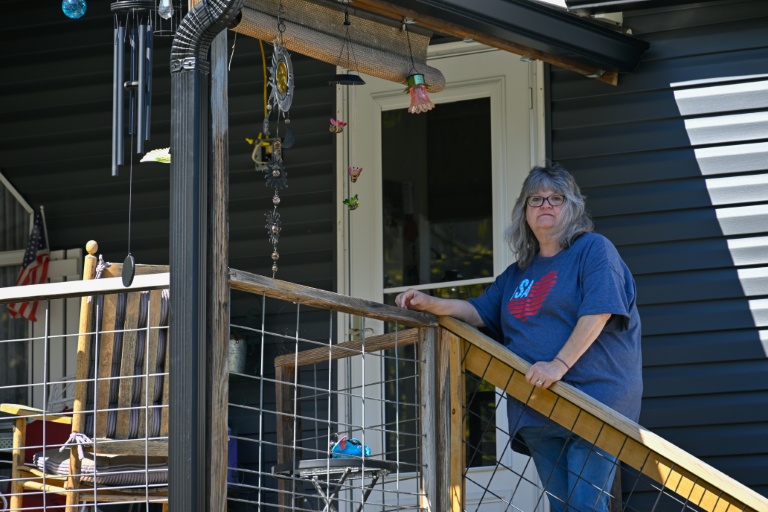 Dee Dee Buckner devant sa maison à Marshall, en Caroline du Nord, le 9 avril 2026