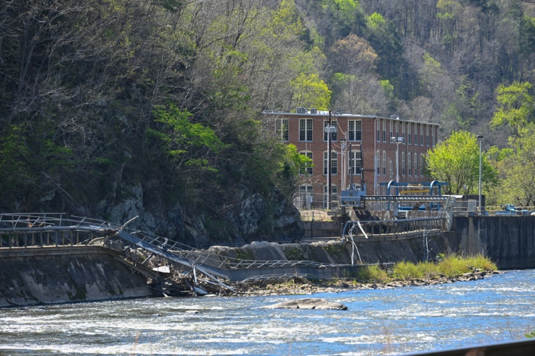 La rivière French Broad, qui a inondé la ville de Marshall pendant l'ouragan Helene, le 9 avril 2026 en Caroline du Nord, 