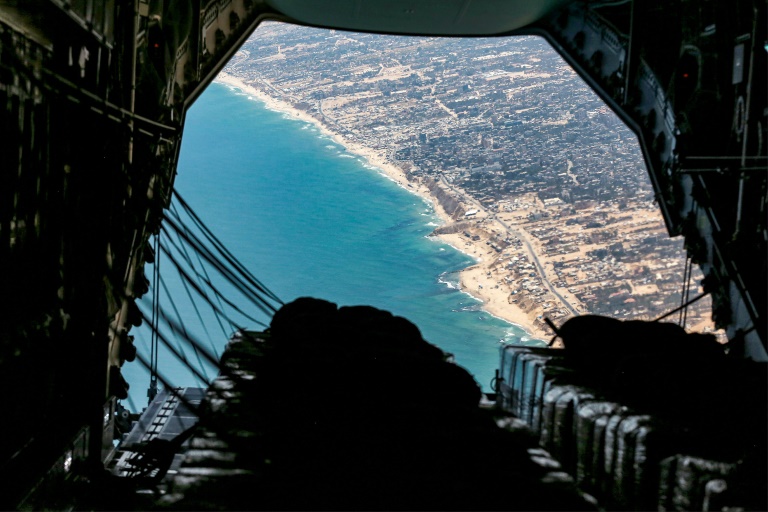 La rampe de chargement d’un avion de transport militaire A400M Atlas de la Luftwaffe est ouverte avant la largage de palettes d'aide humanitaire lors d'une mission de parachutage au-dessus de la bande de Gaza, le 5 août 2025