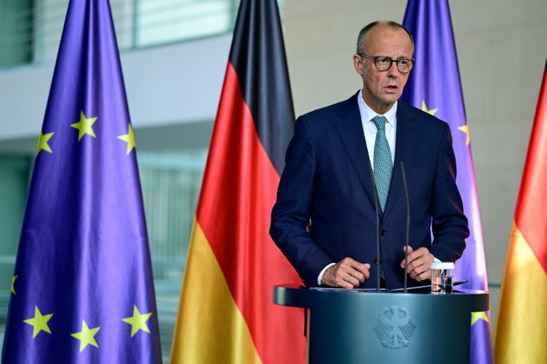 Le chancelier allemand Friedrich Merz face aux journalistes à l'issue d'une réunion à Berlin, le 28 juillet 2025