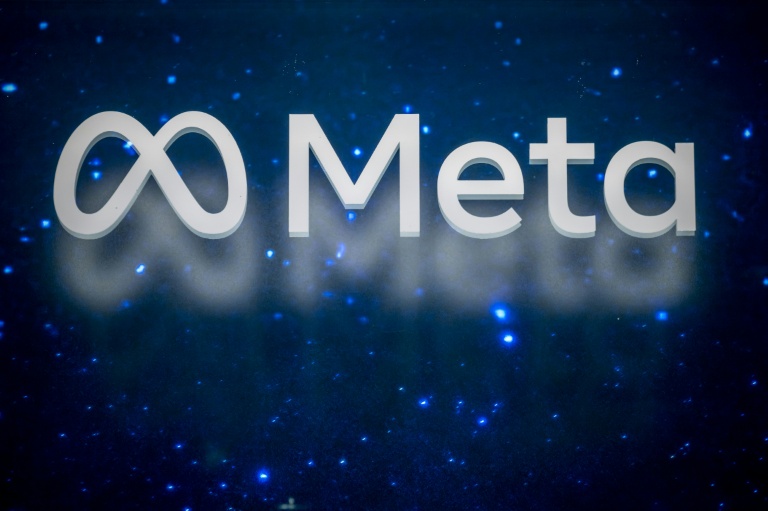 Le logo de Meta, société américaine qui détient et exploite Facebook, Instagram, Threads et WhatsApp, au Forum économique mondial (FEM) à Davos, le 19 janvier 2025