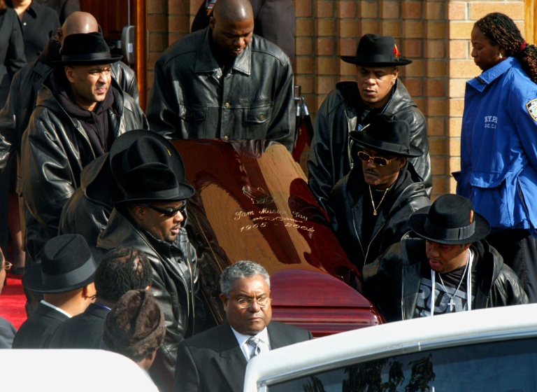 Le cercueil du Dj Jam Master Jay, membre du groupe Run DMC, porté hors de la cathédrale Allen A.M.E. lors de ses obsèques, le 5 novembre 2002 à New York