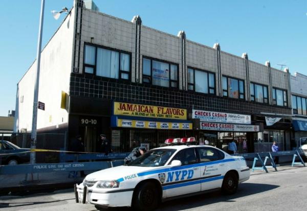 Une voiture de police stationnée devant un studio d'enregistrement dans le Queens, le 31 octobre 2002, à l'endroit le DJ Jam Master Jay a été abattu la veille au soir, à New York