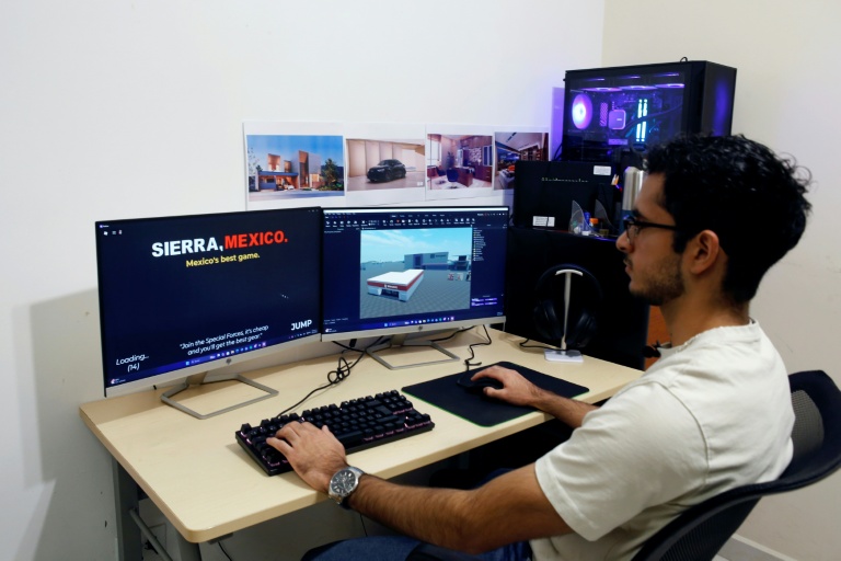 Angel Villaverde développe des jeux vidéos s'inspirant des violences entre cartels pour la plateforme en ligne Roblox, le 19 novembre 2025 à Monterrey, dans l'État de Nuevo Leon, au Mexique 