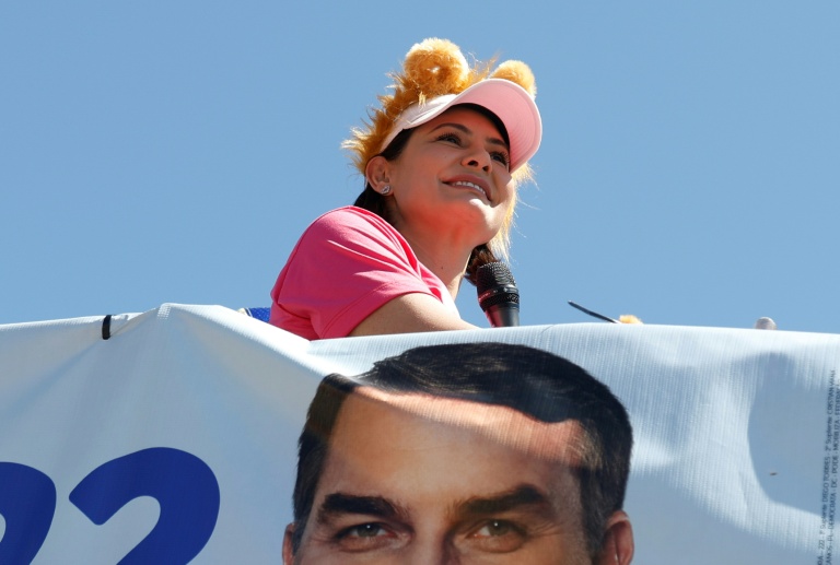 La candidate au Sénat pour le Parti libéral, Michelle Bolsonaro, lors d'un cortège à Ceilândia, au Brésil le 12 septembre 2026