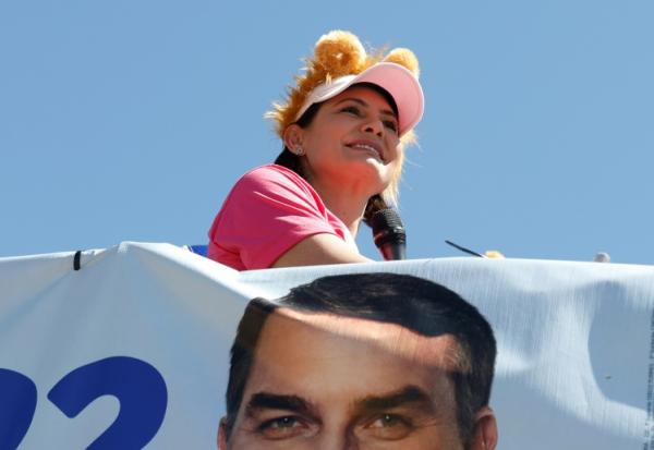 La candidate au Sénat pour le Parti libéral, Michelle Bolsonaro, lors d'un cortège à Ceilândia, au Brésil le 12 septembre 2026