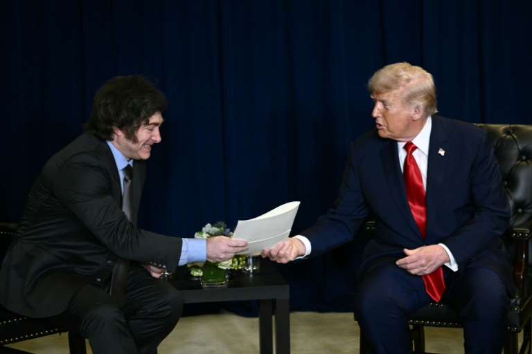 Le président américain Donald Trump (d) et son homologue argentin Javier Milei lors d'une rencontre en marge de l'Assemblée générale de l'ONU, le 23 septembre 2025 à New York