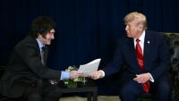 Le président américain Donald Trump (d) et son homologue argentin Javier Milei lors d'une rencontre en marge de l'Assemblée générale de l'ONU, le 23 septembre 2025 à New York