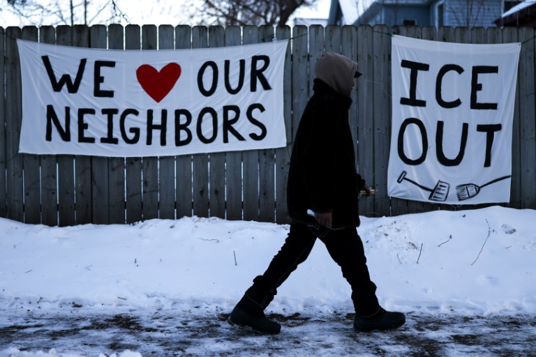 Des banderoles contre la police de l'immigration (ICE) accrochées à une clôture à Minneapolis, le 3 février 2026 dans le Minnesota