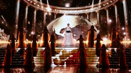 Miss France 2025, Angélique Angarni-Filopon, apporte la couronne de Miss France 2026 sur scène lors de l'élection au Zénith d'Amiens, le 6 décembre 2025