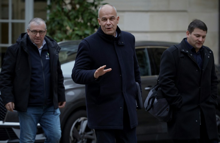 Le président de la FNSEA Arnaud Rousseau (C) et sa délégation arrivent à l'Hôtel Matignon pour rencontrer le Premier ministre, le 19 décembre 2025