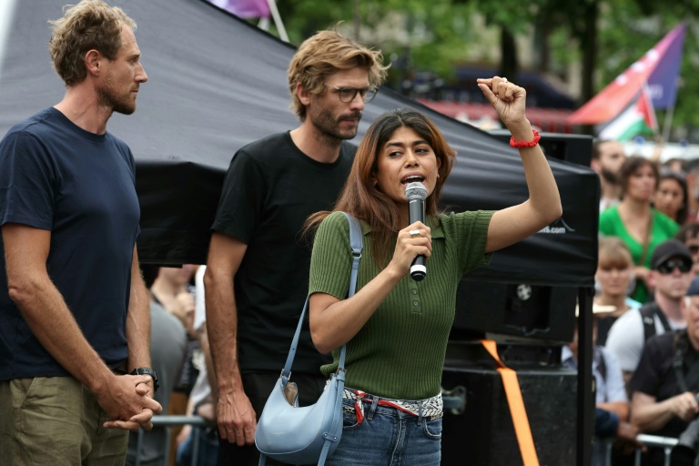 La députée européenne LFI franco-palestinienne Rima Hassan lors de la manifestation propalestinienne place de la République à Paris le 14 juin 2025