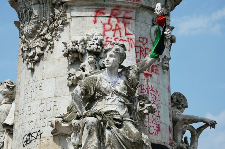 La statue de la République taguée après des manifestations en soutien aux Palestiniens à Gaza, place de la République à Paris, le 14 juin 2025