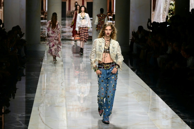 Un mannequin au défilé de la collection Dolce & Gabbana printemps/été 2027 dans le cadre de la Fashion Week de Milan (Italie), le 26 septembre 2026