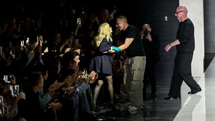 Madonna est apparue en invitée surprise samedi au défilé femmes Dolce & Gabbana à la Fashion Week de Milan