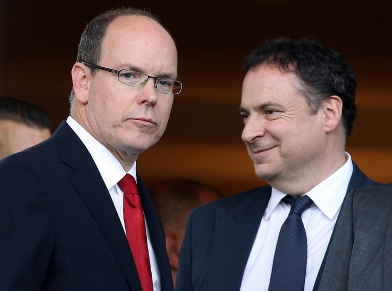 Le prince Albert II de Monaco (g) et l'avocat de la famille princière monégasque, Thierry Lacoste (d), lors d'un meeting d'athlétisme au stade Louis-II de Monte-Carlo, le 22 juillet 2011 à Monaco