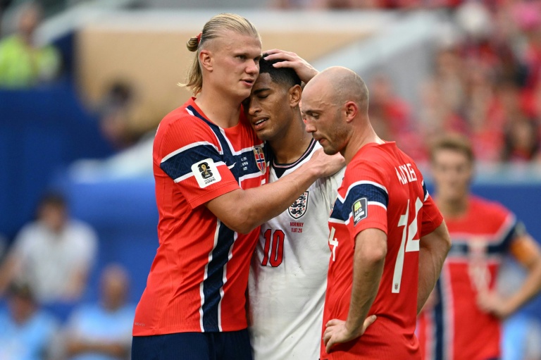 Le Norvégien Erling Haaland félicité l'Anglais Jude Bellingham à l'issue du quart de finale du Mondial, le 11 juillet 2026 à Miami