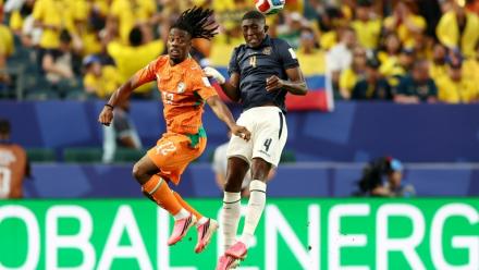 Elye Wahi (à gauche) à la lutte avec le défenseur équatorien Joel Ordonez lors de la victoire de la Côte d'Ivoire 1-0 le 14 juin 2026 à Philadelphie en phase de poule de la Coupe du monde. Interdit de visa par les autorités canadiennes, l'attaquant ivoirien ne pourra participer au deuxième match des Eléphants samedi à Toronto face à l'Allemagne
