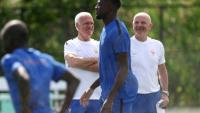 Le sélectionneur de la France Didier Deschamps (à gauche en maillot blanc) et son assistant Guy Stephan lors d'un entraînement à East Hanover (New Jersey) le 15 juin 2026
