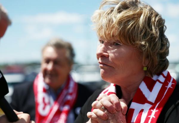 Sylvie Godard, la mère du journaliste français emprisonné Christophe Gleizes, devant le stade New York/New Jersey à East Rutherford ,le 15 juin 2026, à la veille du match du groupe I de la Coupe du monde entre la France et le Sénégal