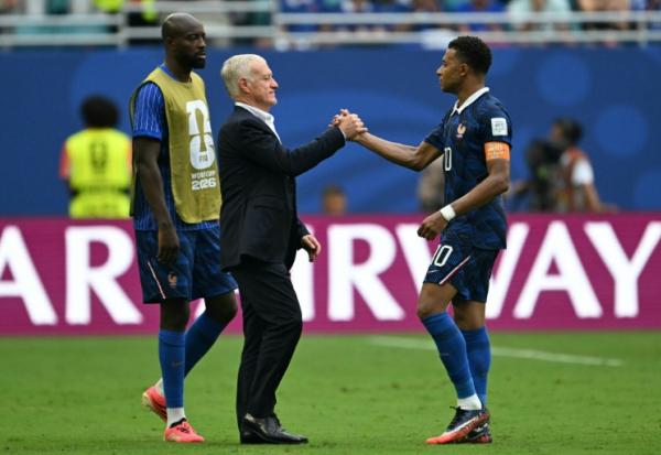 Le sélectionneur Didier Deschamps et son capitaine Kylian Mbappé après la défaite dans le match pour la 3e place de la Coupe du monde entre la France et l'Angleterre à Miami le 18 juillet 2026
