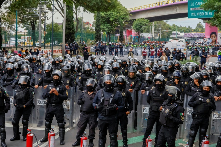 Des policiers bloquent l'accès au stade de Mexico lors d'une manifestation d'enseignants, le 9 juin 2026 au Mexique