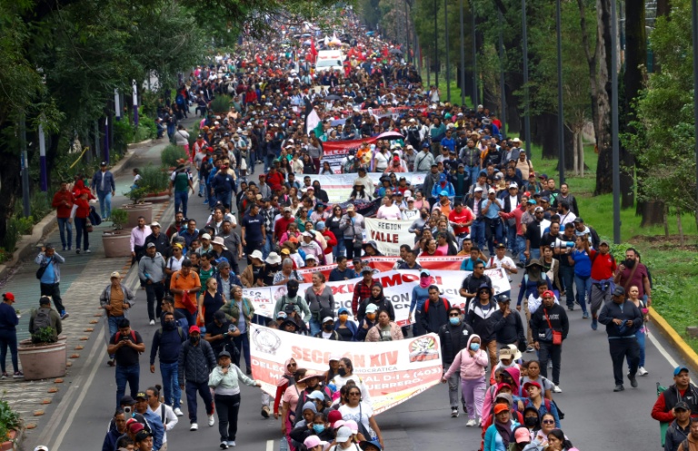 Mardi 9 juin 2026, des milliers de citoyens mexicains, dont des professeurs et étudiants de l'école Ayotzinapa, ont bloqué l'accès principal du stade Azteca à Mexico
