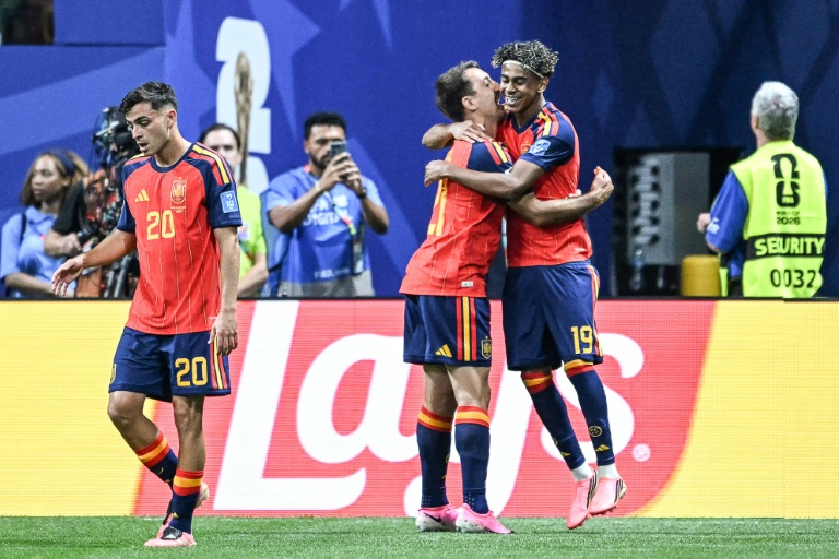 Lamine Yamal (à droite) dans les bras de Mikel Oyarzabal après avoir inscrit le premier des quatre buts de la victoire espagnole face à l'Arabie saoudite (4-0) le 2 juin 2026 à Atlanta 