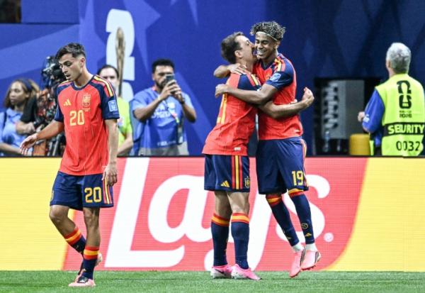 Lamine Yamal (à droite) dans les bras de Mikel Oyarzabal après avoir inscrit le premier des quatre buts de la victoire espagnole face à l'Arabie saoudite (4-0) le 2 juin 2026 à Atlanta 