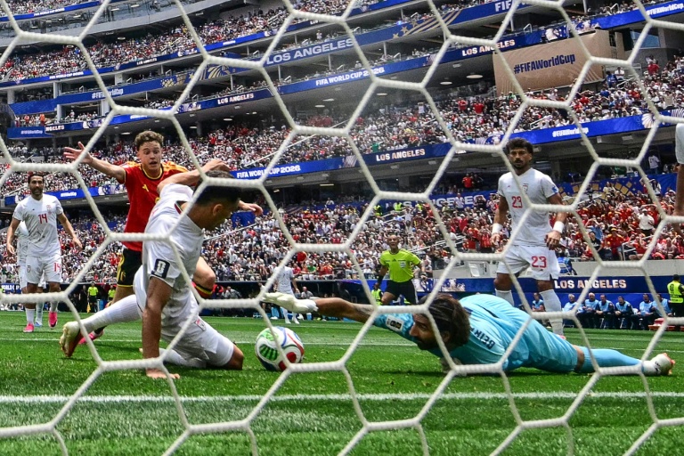 Le gardien de l'Iran Alireza Beiranvand réussit un arrêt devant le Belge Maxim De Cuyper, lors du match nul entre les deux équipes à la Coupe du monde, le 21 juin 2026 à Los Angeles