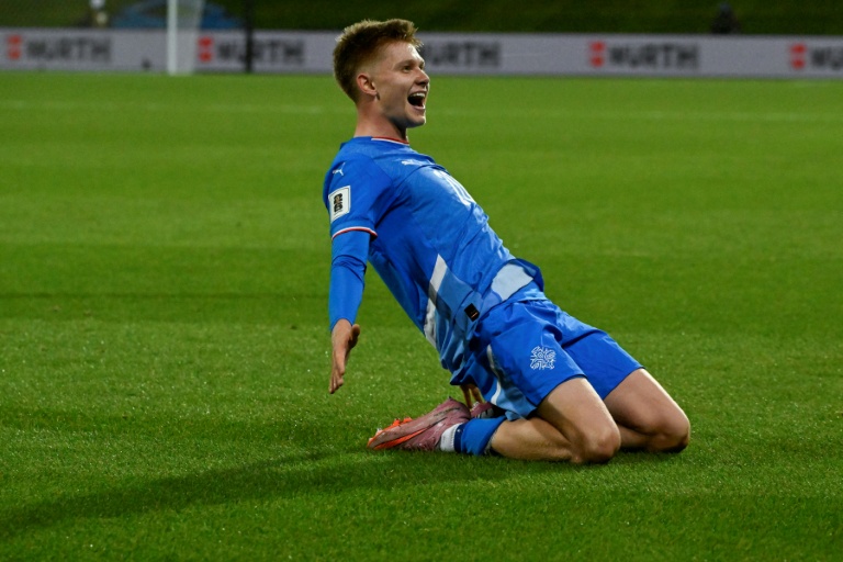 L'Islandais Kristian Nokkvi Hlynsson célèbre son but égalisateur lors du match contre la France, le 13 octobre 2025 à Reykjavik