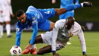 L'Islandais Victor Palsson (en bleu) et le Français Jean-Philippe Mateta sont à la luute en match de qualifications pour le Mondial-2026, le 13 octobre 2025 à Reykjavik